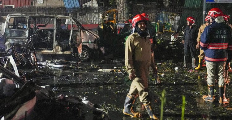 দিল্লিতে ভয়াবহ বিস্ফোরণ: রাস্তায় পড়ে আছে ছিন্ন-ভিন্ন মরদেহ